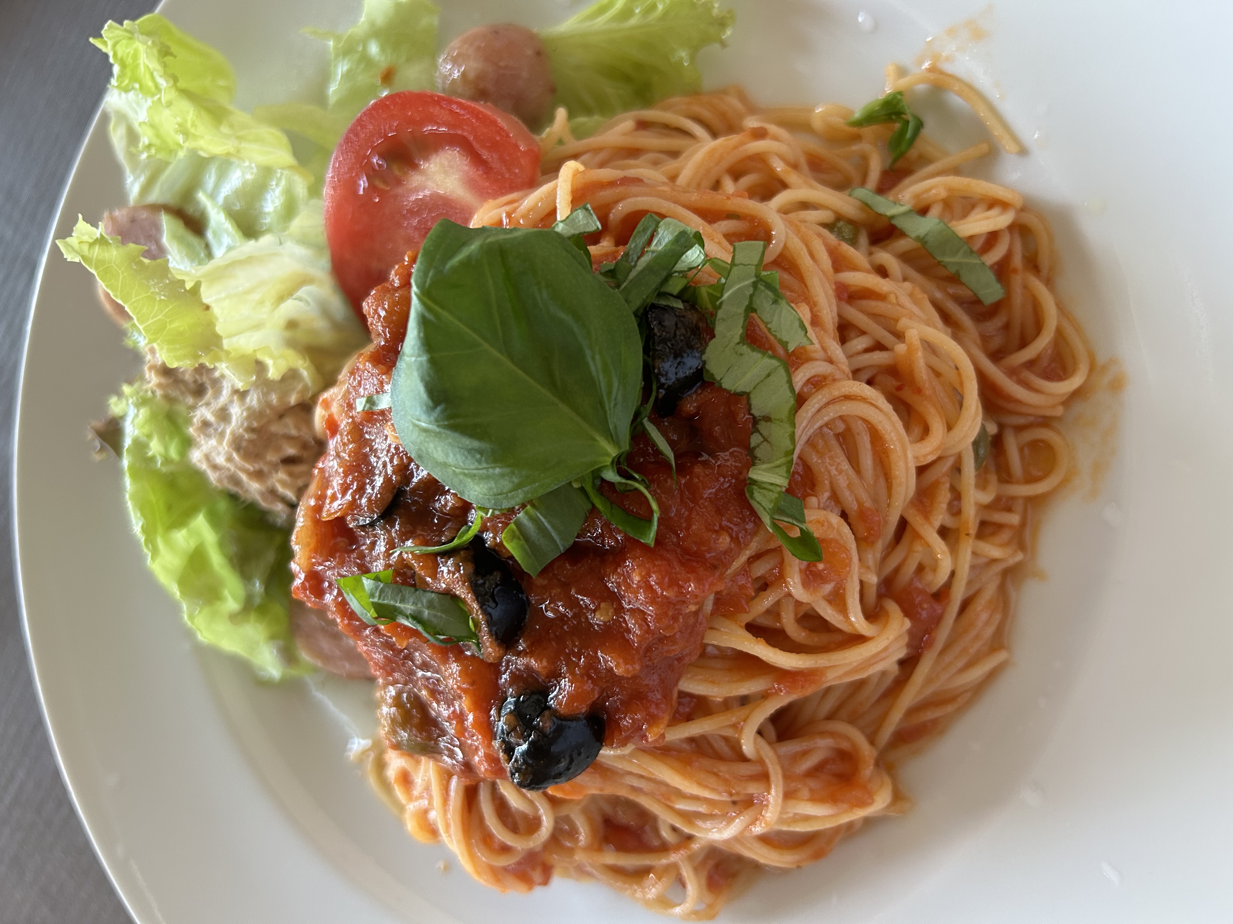 バンデミュールのプロの料理人が作るトマトパスタのまかないとサラダ