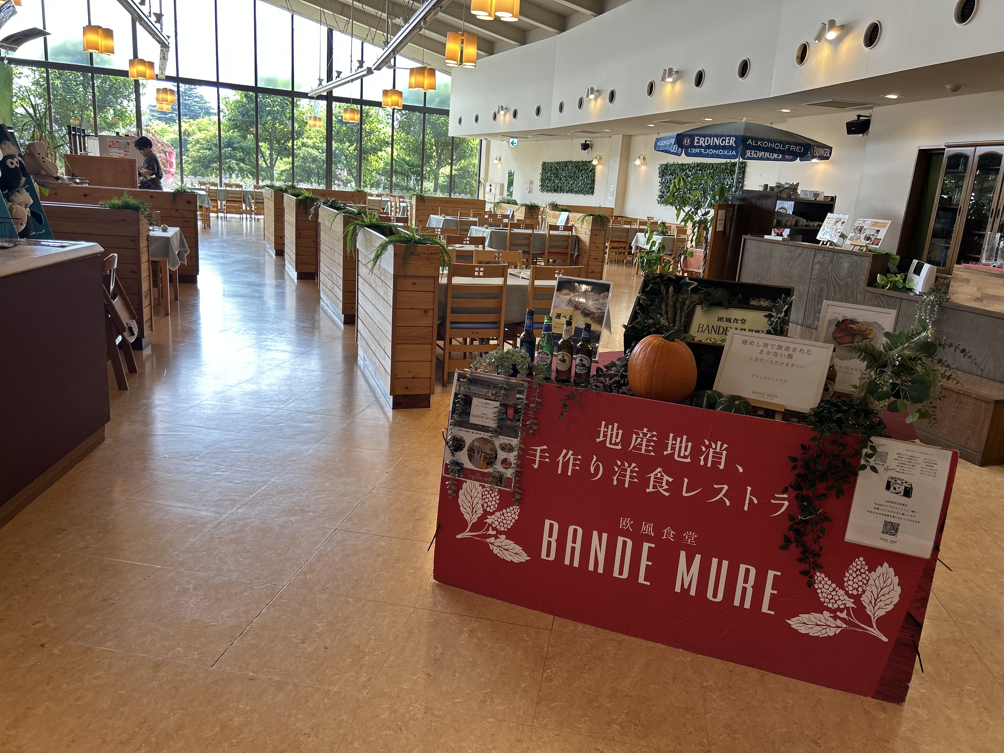 群馬県藤岡市ららん藤岡のレストランバンデミュールの温かい雰囲気の店内